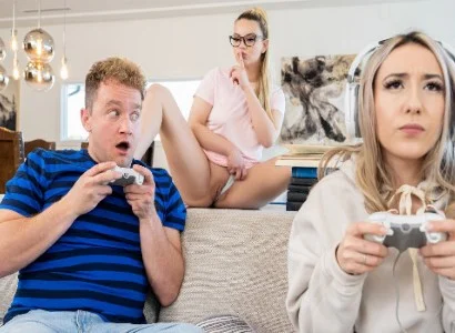 cô em bị bạn thân tranh giành người yêu vì quá mê game